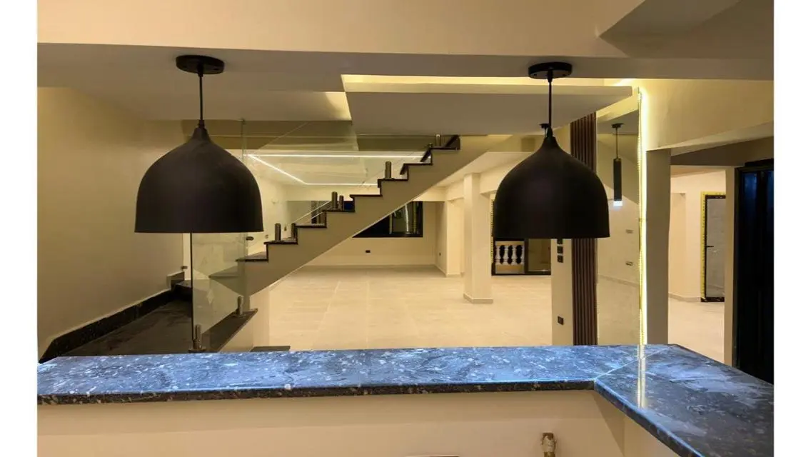 فيلا فاخرة مطلة على البحيرة للبيع