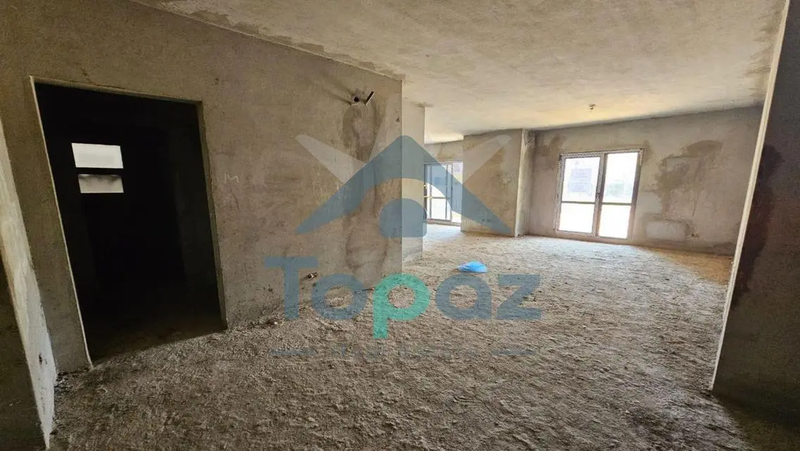 شقة فاخرة بمساحة واسعة للبيع