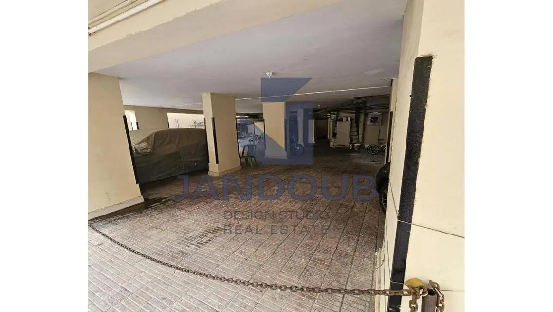 شقة فاخرة مطلة على معلم رئيسي للبيع