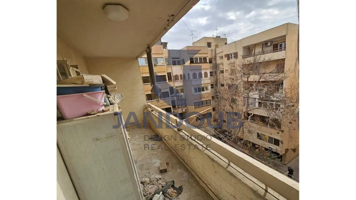 شقة فاخرة مطلة على معلم رئيسي للبيع