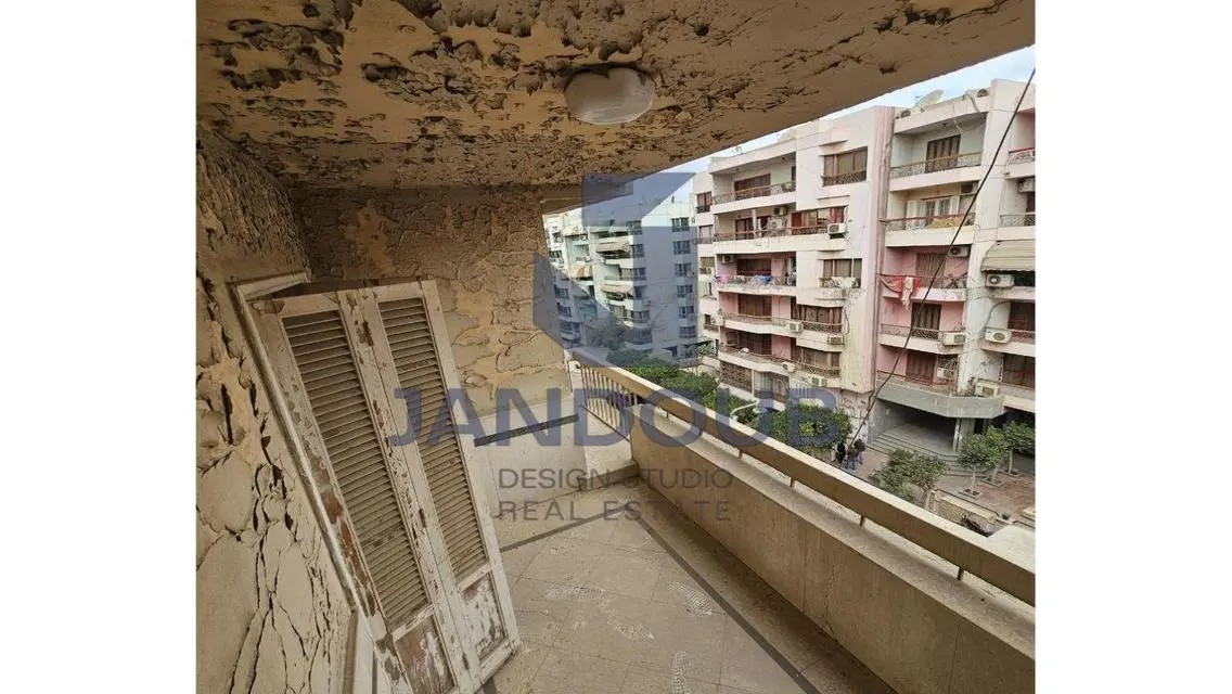 شقة فاخرة مطلة على معلم رئيسي للبيع