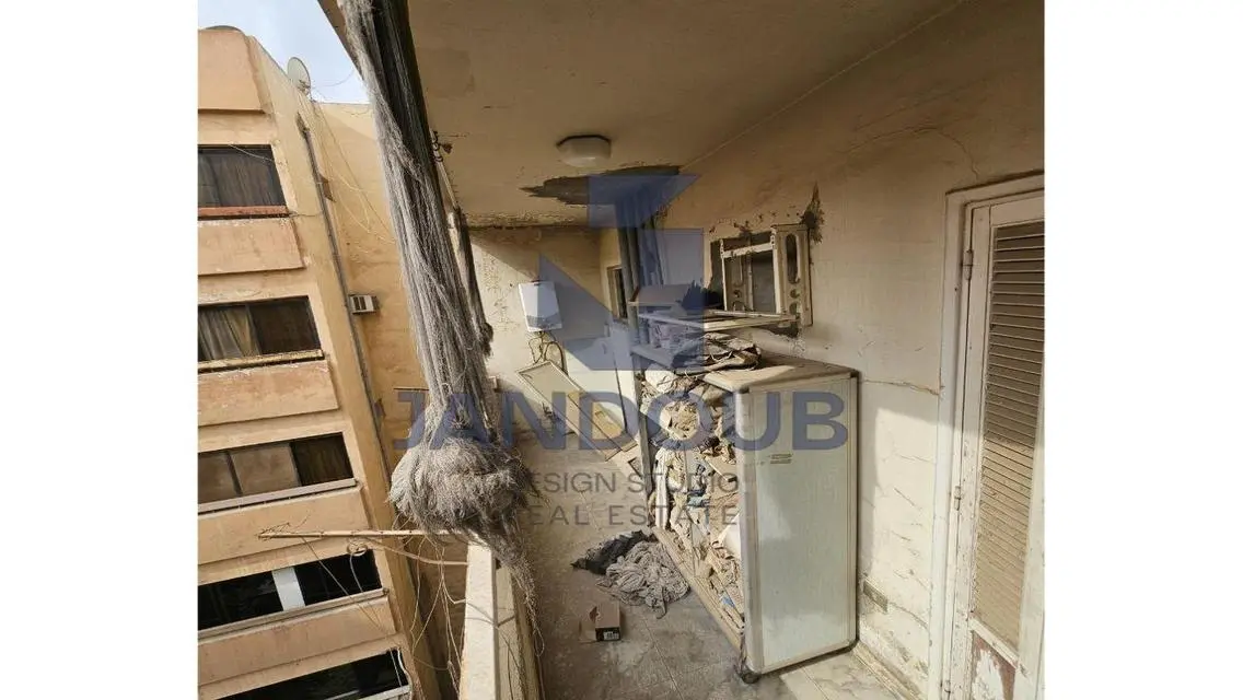 شقة فاخرة مطلة على معلم رئيسي للبيع