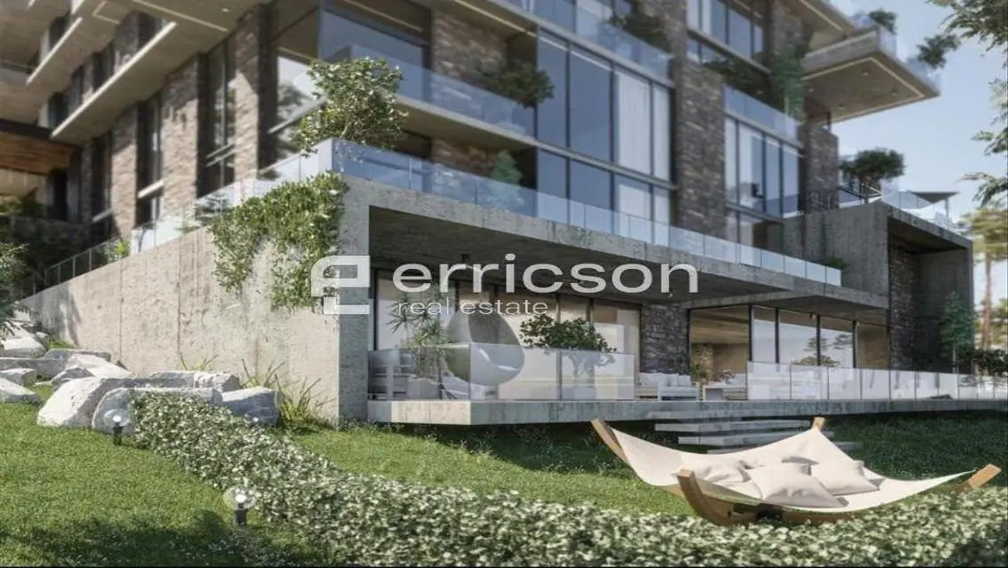 Luxurious Apartment Overlooking Lakes with Unique Space