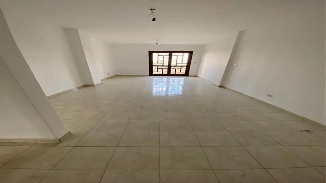 شقة للإيجار مع شرفة وحارس أمن