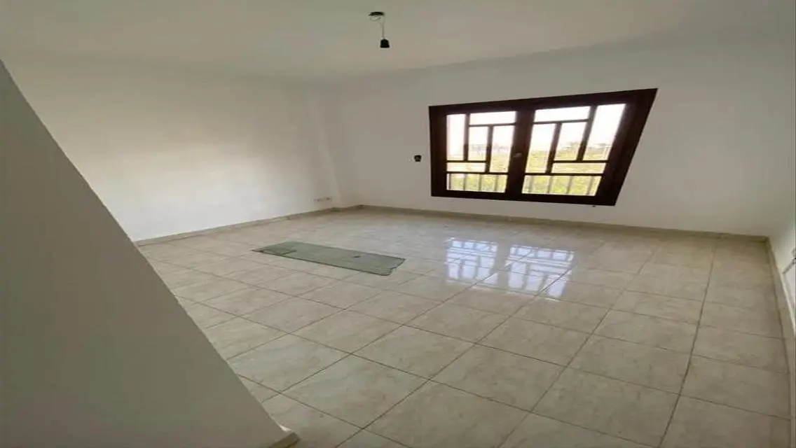 شقة للإيجار مع شرفة وحارس أمن