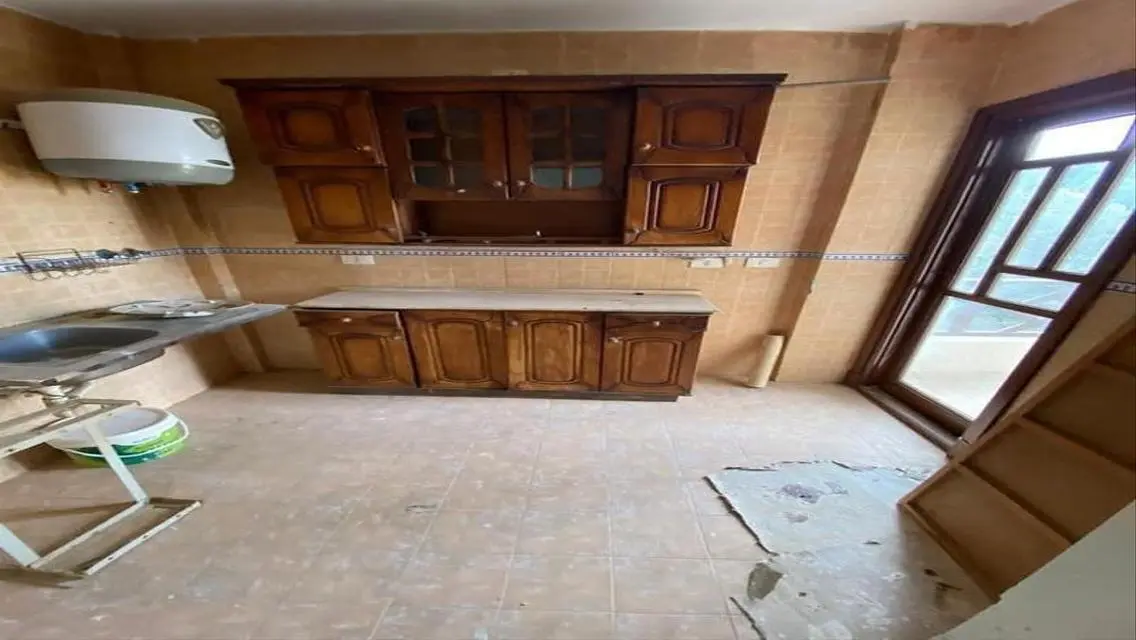 شقة للإيجار مع شرفة وحارس أمن