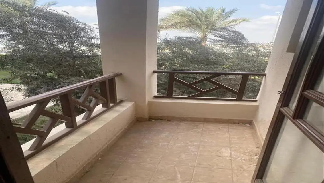 شقة للإيجار مع شرفة وحارس أمن