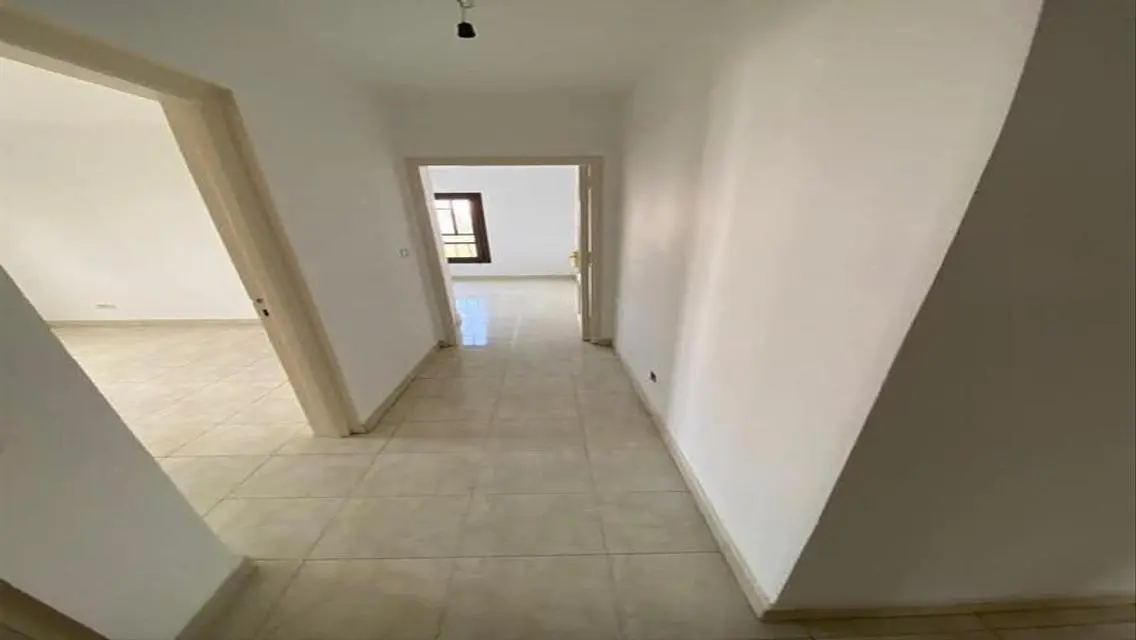 شقة للإيجار مع شرفة وحارس أمن