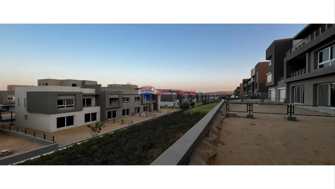فيلا فاخرة مع حديقة خاصة وغرفة خادمة