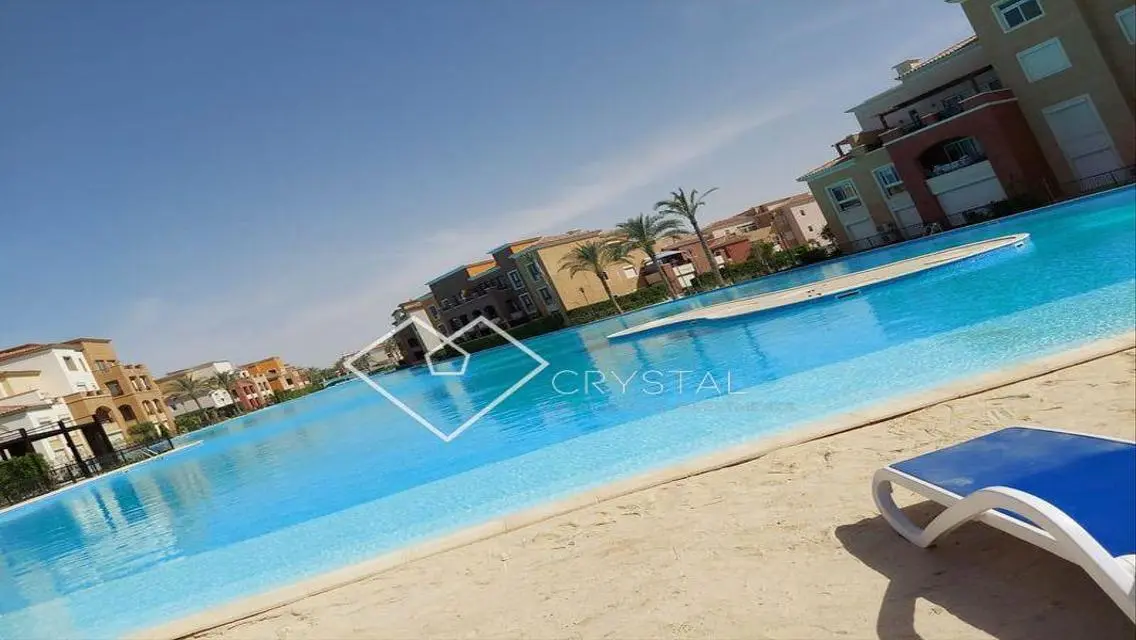 فيلا فاخرة مع مسبح خاص وحديقة في موقع متميز