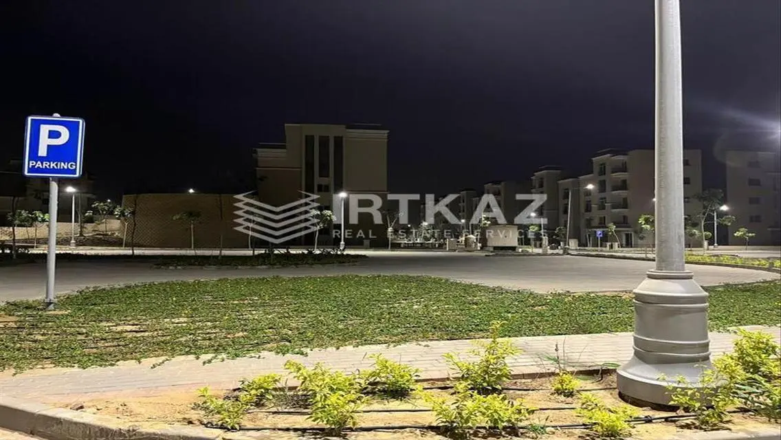 شقة فاخرة بمساحة واسعة مع حديقة خاصة ونادي صحي