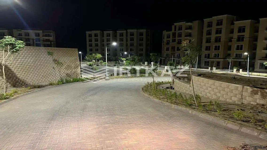 شقة فاخرة بمساحة واسعة مع حديقة خاصة ونادي صحي