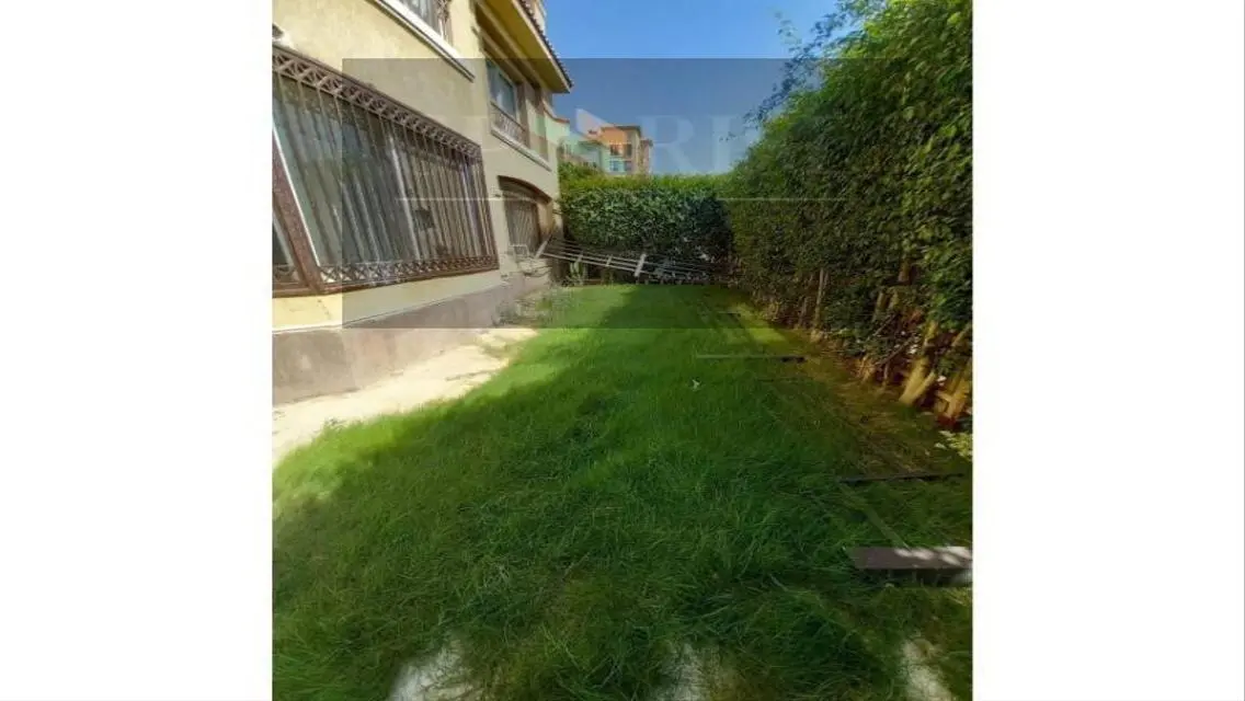 شقة فاخرة بحديقة خاصة ومساحة واسعة
