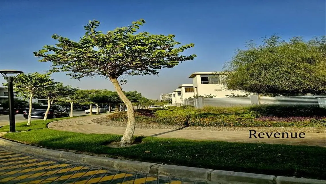 فيلا راقية للبيع مع حديقة خاصة