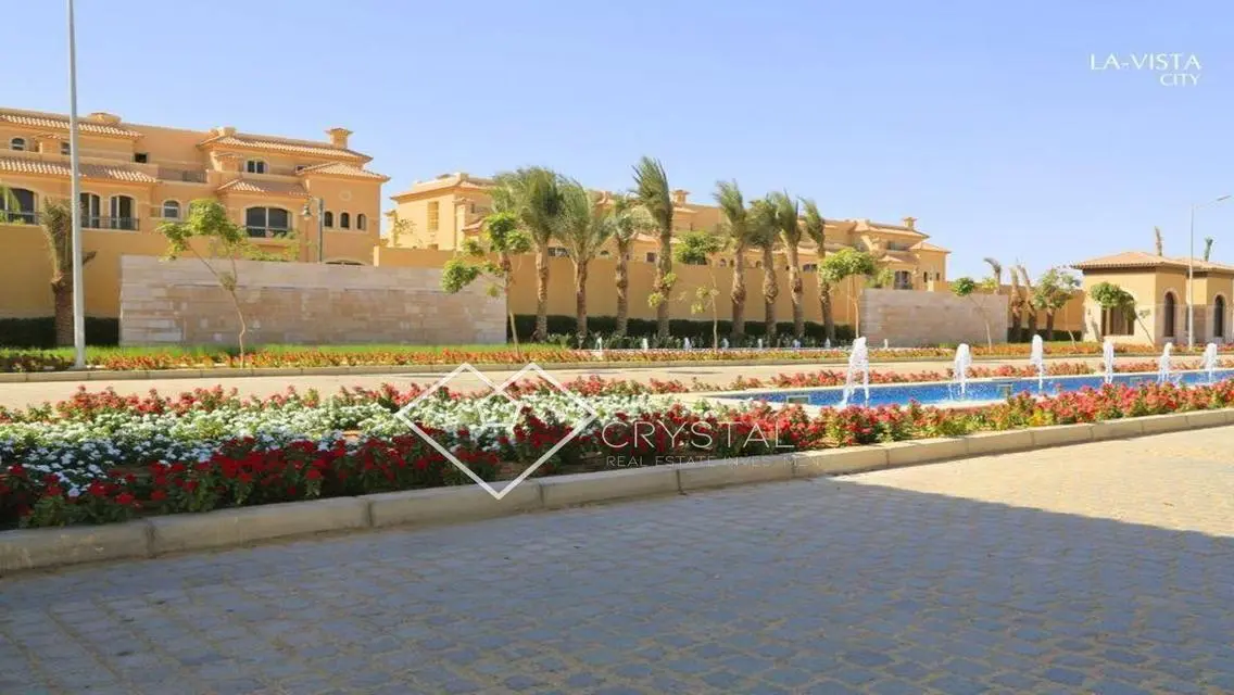 قصر فاخر بمساحة واسعة مع حديقة خاصة