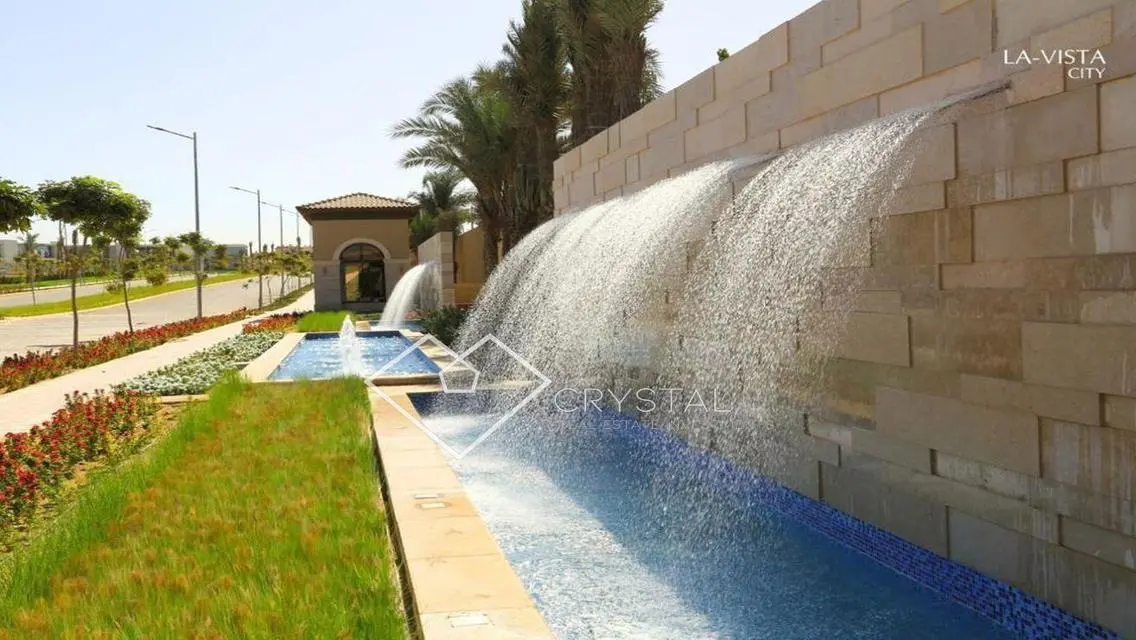 قصر فاخر بمساحة واسعة مع حديقة خاصة