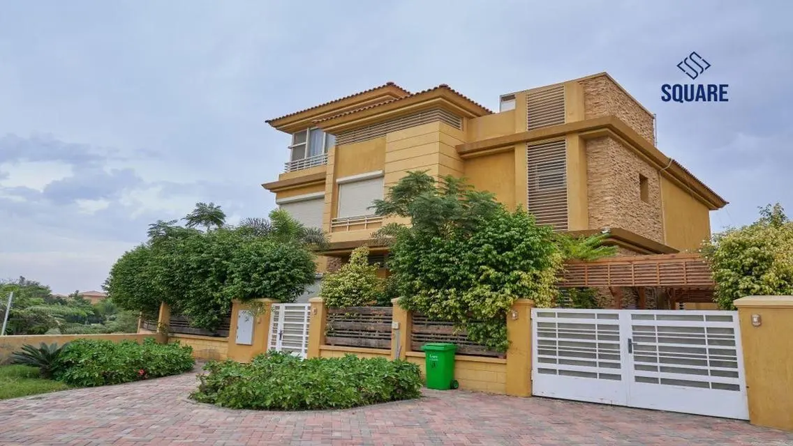 Stunning 5-Room House with Lakeside View