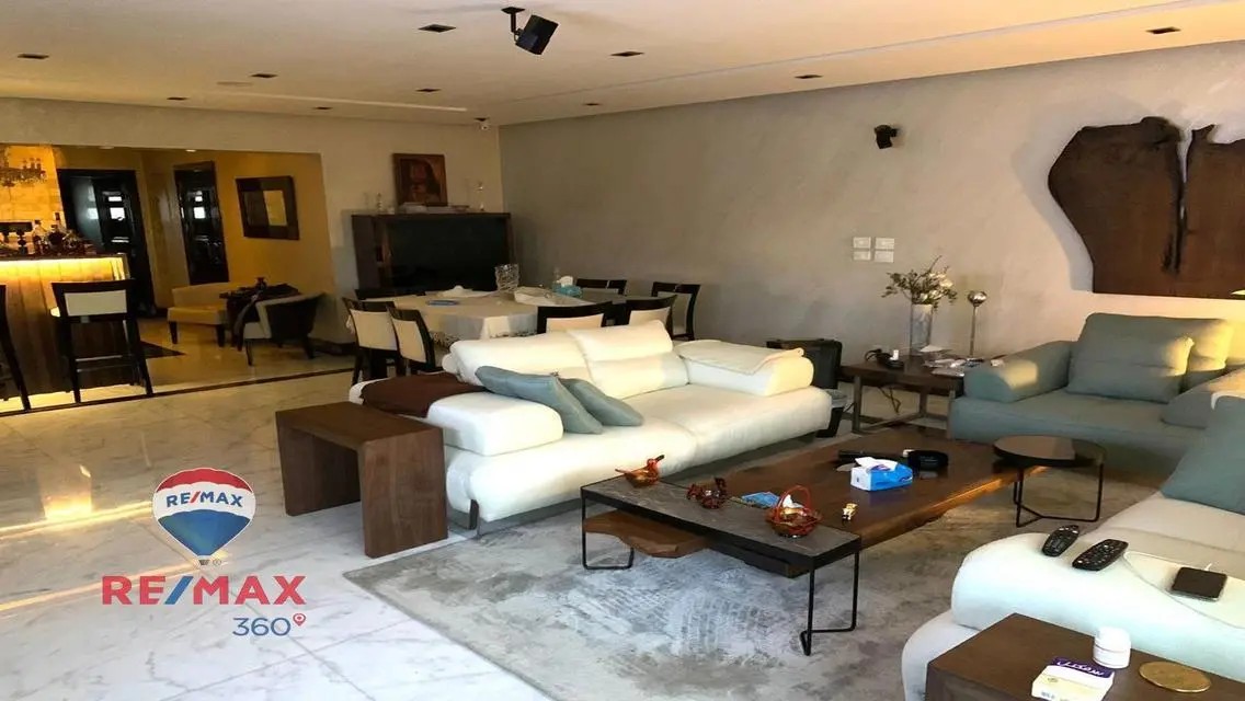 شقة فاخرة بمساحة 2x2 متر في قلب المدينة