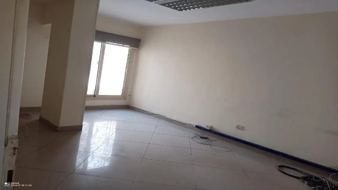 مكتب حديث بمساحة واسعة للإيجار