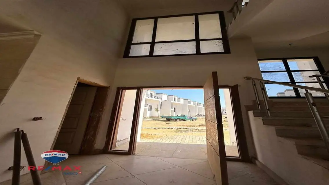 Luxury Villa with Garden and Pool in Prime Location