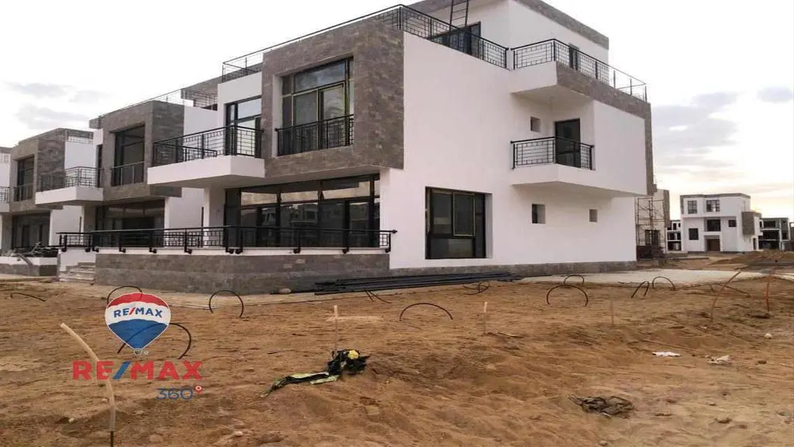 Luxury Villa with Garden and Pool in Prime Location