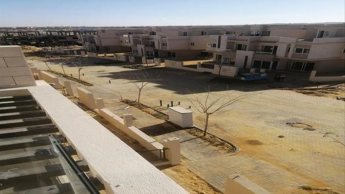 فيلا فاخرة مع غرف خادمة وإطلالة على البحيرة