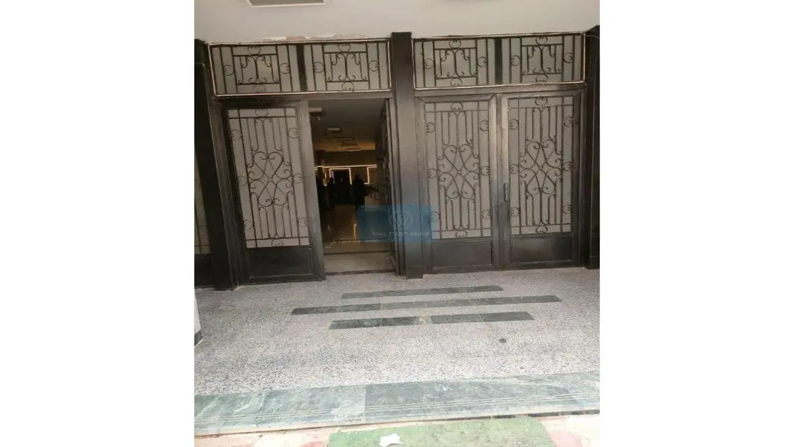 شقة فاخرة للبيع في منطقة راقية بسعر مغري