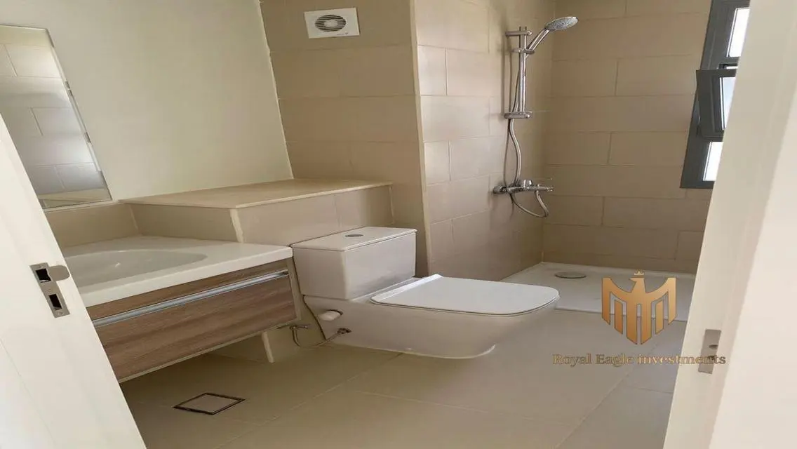 عقار مميز للبيع مع مناظر للبحيرات