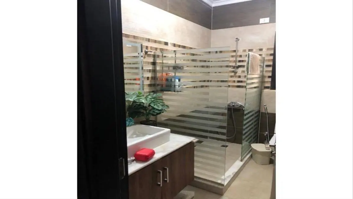 شقة فاخرة بمساحة واسعة مع حديقة خاصة