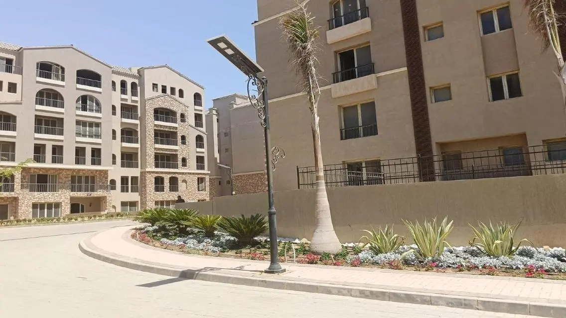 فيلا فاخرة للبيع بحي راقٍ مع كل المرافق