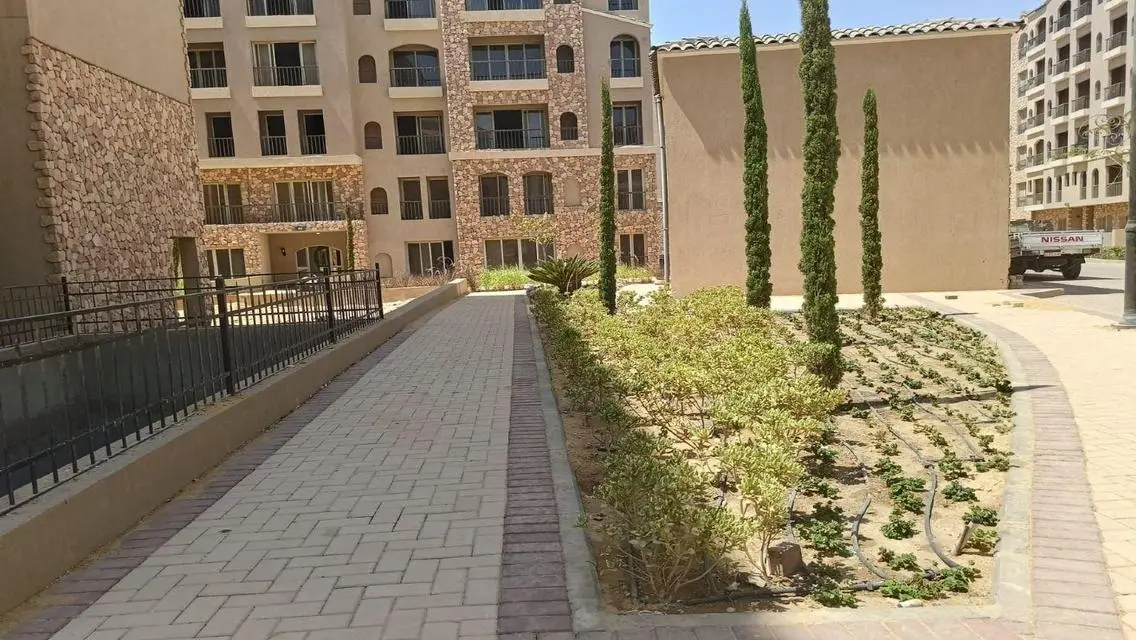 فيلا فاخرة للبيع بحي راقٍ مع كل المرافق