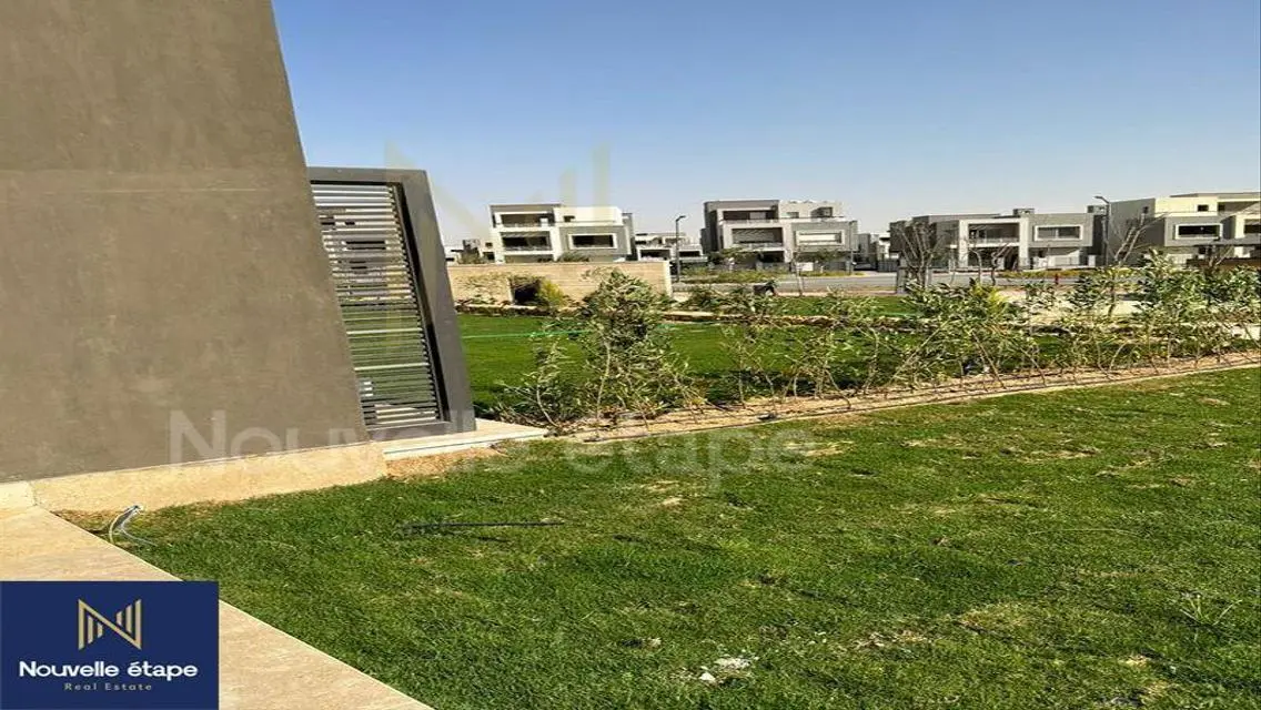 شقة فاخرة للبيع مطلة على البحيرات