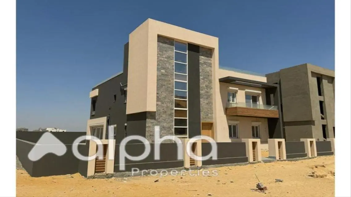 فيلا فاخرة مع مسبح خاص وحديقة خاصة للبيع
