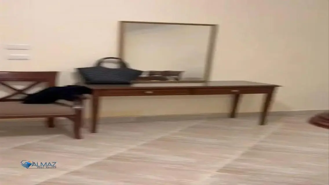 شقة حديثة مع شرفة بحراسة أمنية