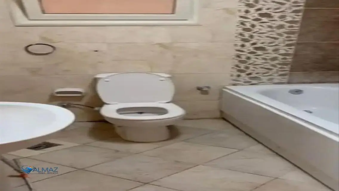 شقة حديثة مع شرفة بحراسة أمنية