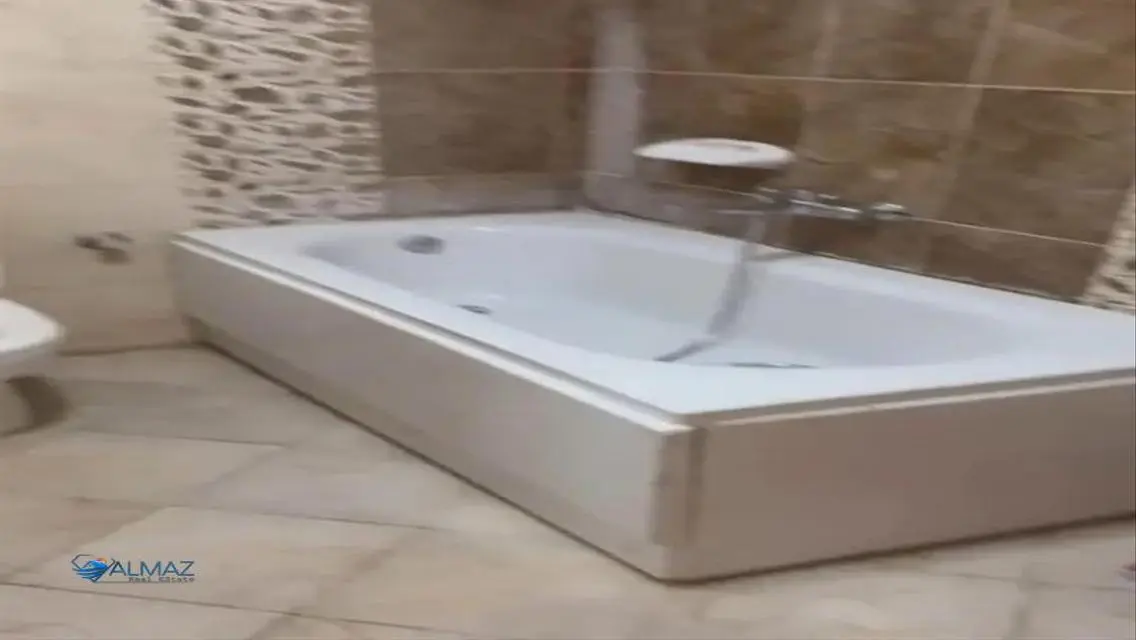 شقة حديثة مع شرفة بحراسة أمنية
