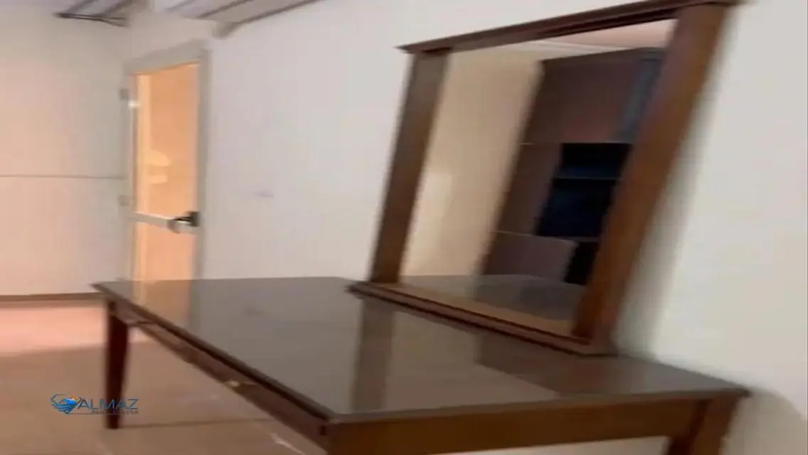 شقة حديثة مع شرفة بحراسة أمنية