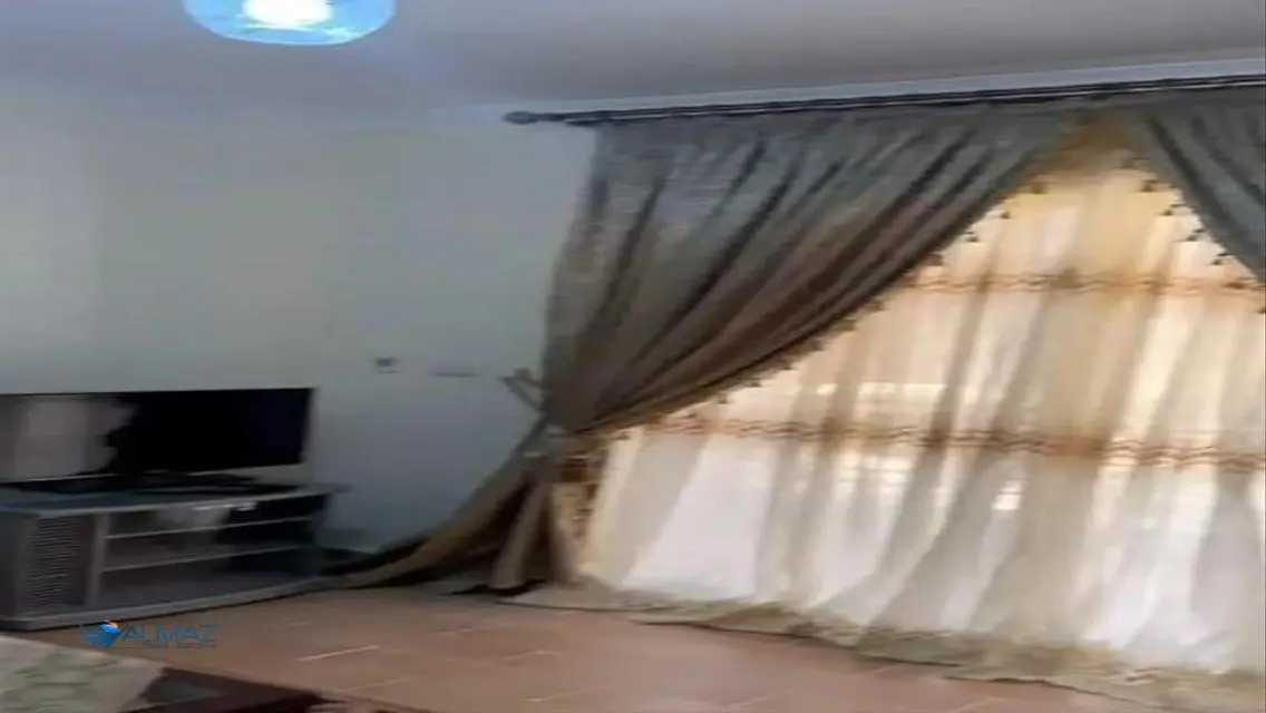 شقة حديثة مع شرفة بحراسة أمنية