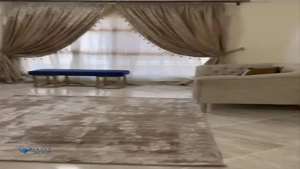 شقة حديثة مع شرفة بحراسة أمنية