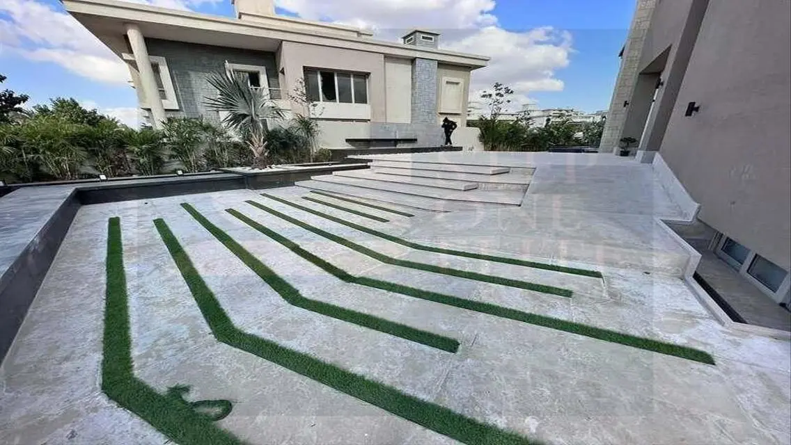 قصر فاخر للبيع بمساحة مريحة