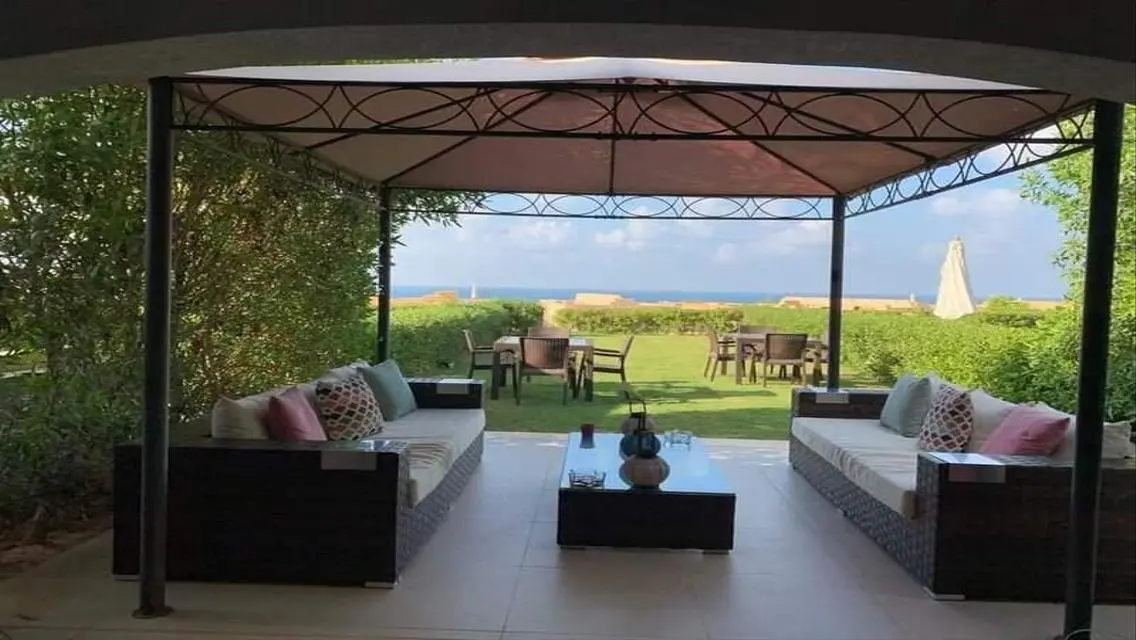 شقة فاخرة للبيع overlooking the Lakes