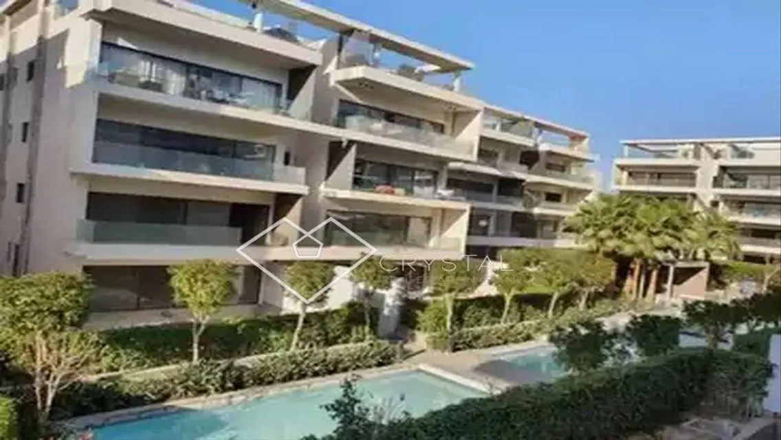 Luxury Apartment Overlooking Lakes in the City Center
