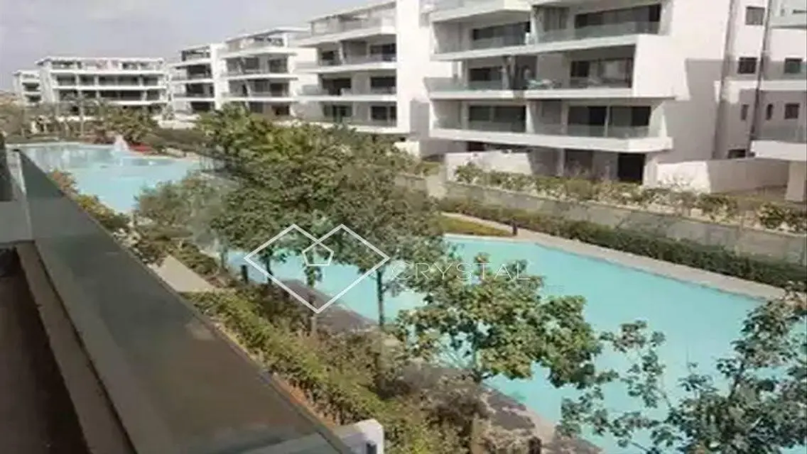 Luxury Apartment Overlooking Lakes in the City Center