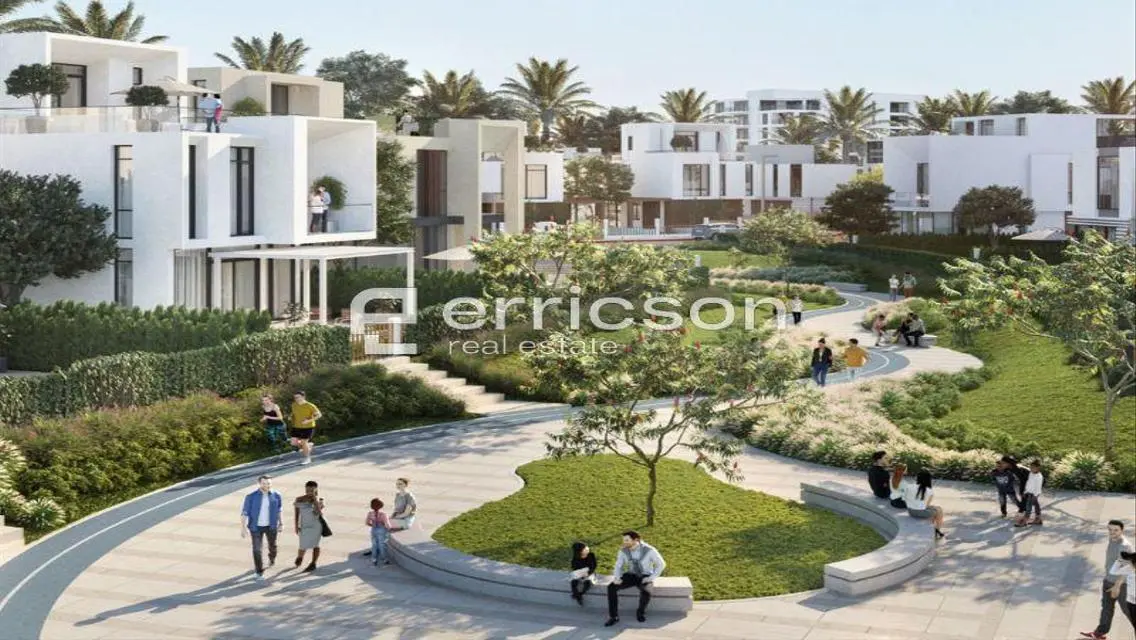 Luxurious Villa Overlooking Lakes in Prime Location