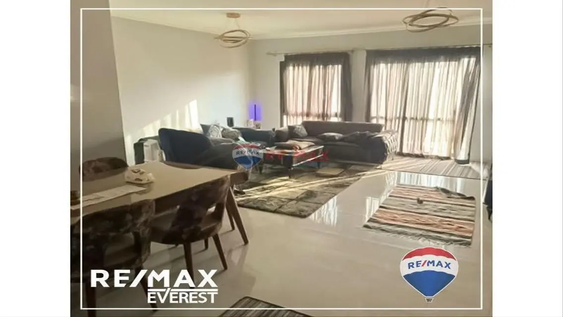 فيلا فاخرة مطلة على بحيرات للبيع