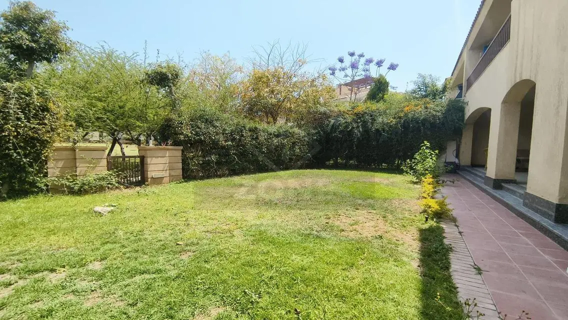 Luxury Villa for Sale with 300 m² Space