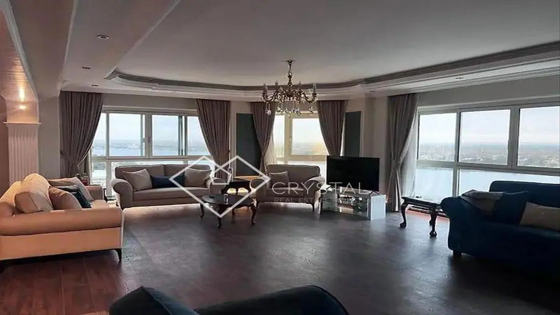 Luxury Villa Overlooking Lakes in Prime Location