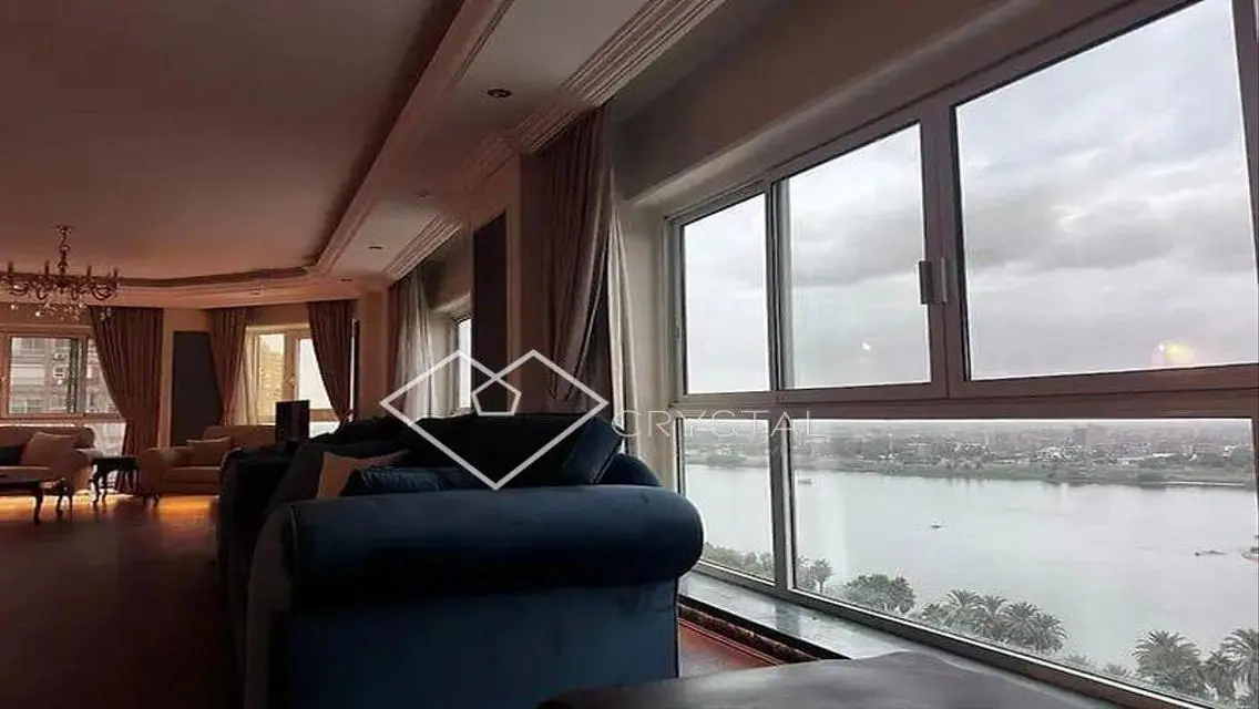 Luxury Villa Overlooking Lakes in Prime Location