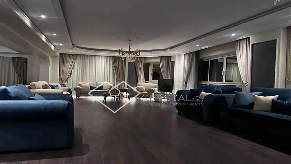 Luxury Villa Overlooking Lakes in Prime Location