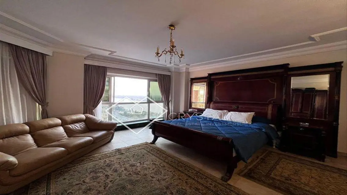 Luxury Villa Overlooking Lakes in Prime Location